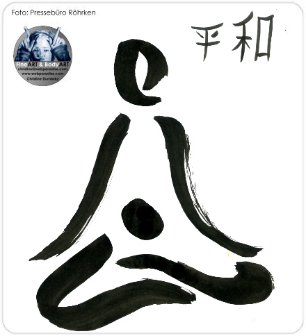 Logoentwicklung, Illustration, Illustrationen, Logos, Logo, Zeichnen, Zeichnung, Yoga, yogakurs, yoga logo, sitzender Budda, kalligraphie, kalligrafie, kaligrafie, calligraphy, caligraphy, calligrafie, chinesische, chinesisch, indisch, budda, buddah, sitzend, schneidersitz, Ardasiddhasana, Meditation, meditieren, yogaübungen, yogakurs, yogakurse, logo zeichnen für yoga, pinselstrich logo, japanisch, japan, indien, china, gezeichnet von der Künstlerin Christine Dumbsky für Marianne Lücking 42018